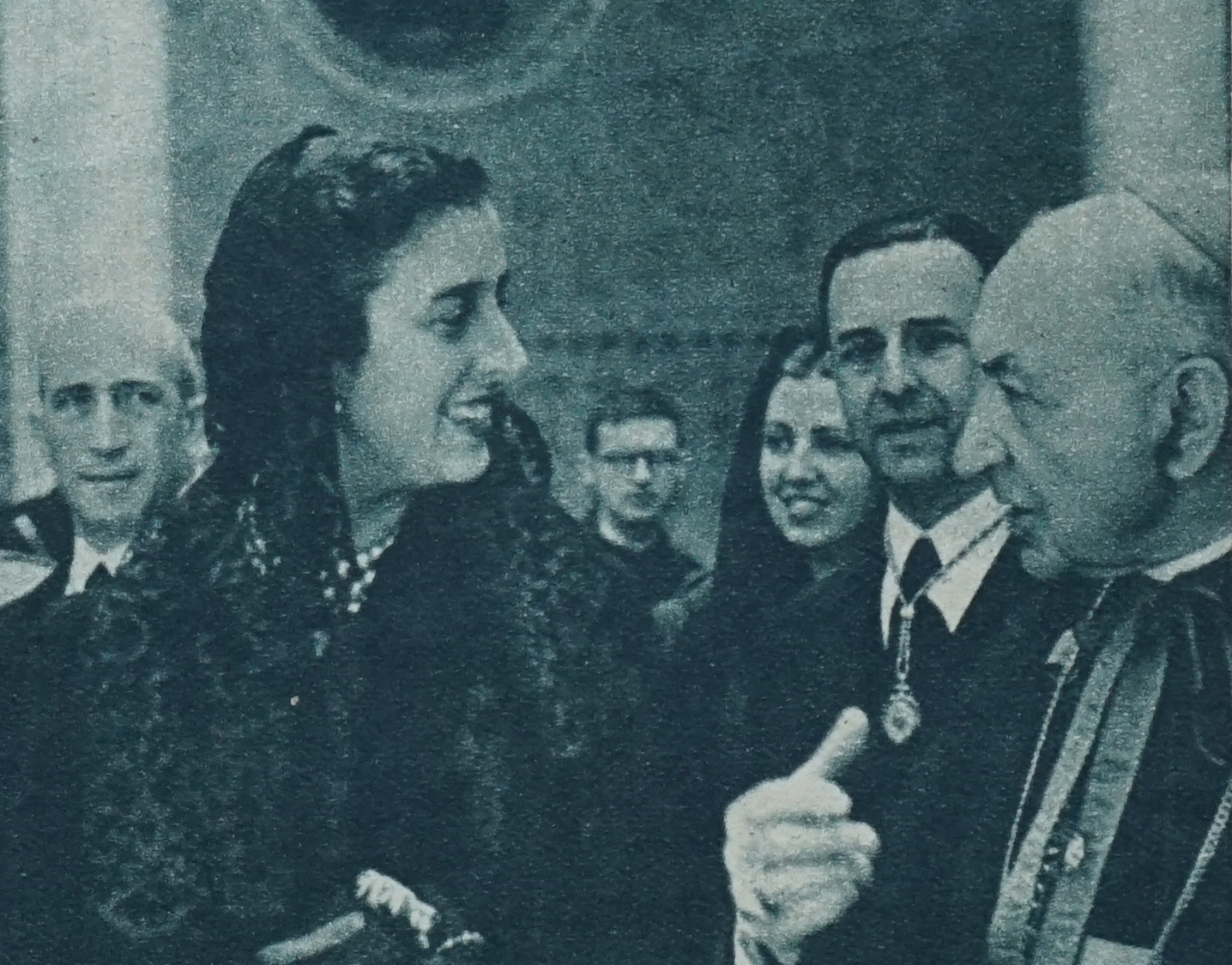 3 de maig de 1939. Carmen Polo amb l'alcalde, Joaquim Manglano, i l'arquebisbe, Prudenci Melo. (Semanario Gráfico Fotos)