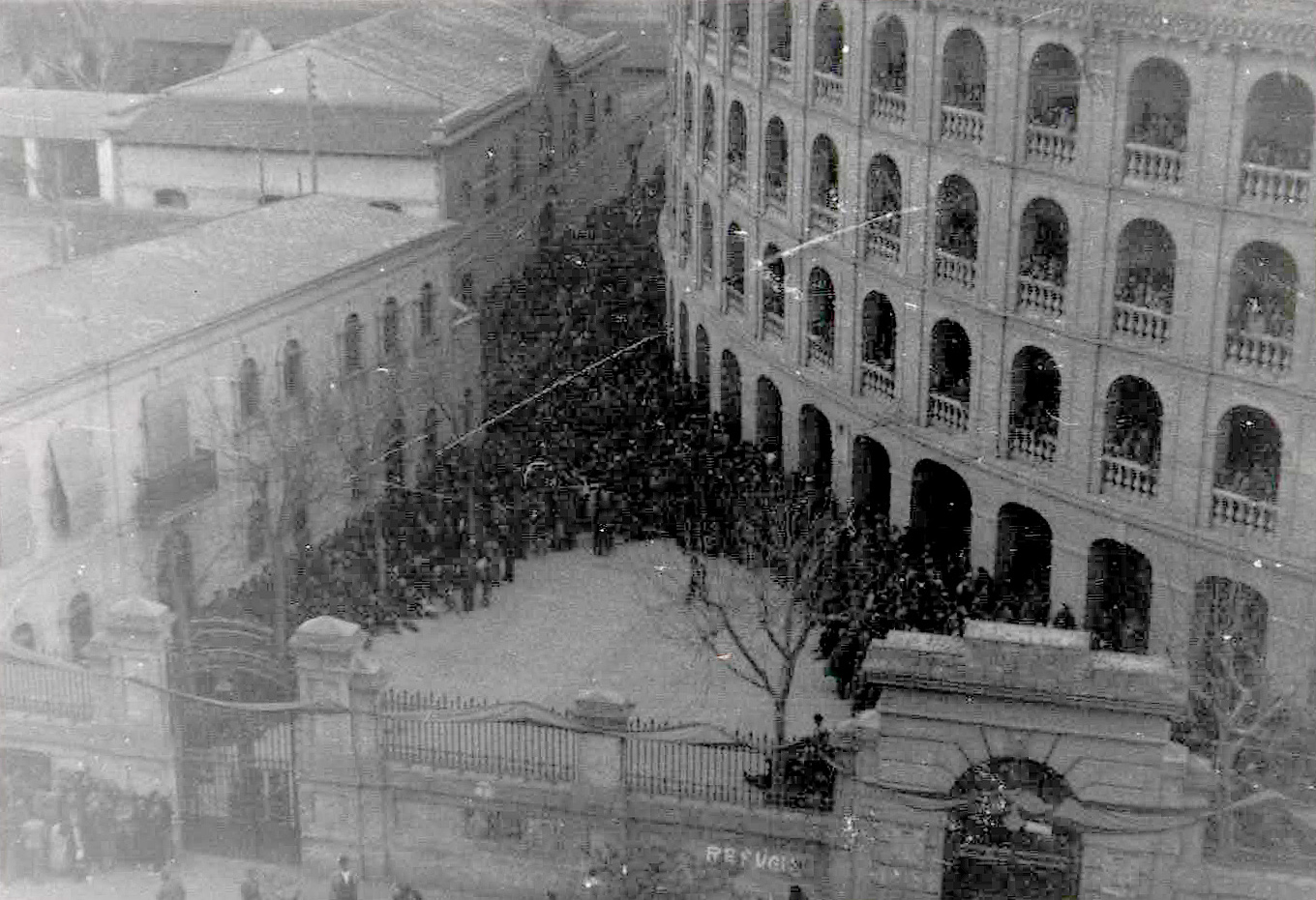 Abril 1939. Presoners republicans a la plaça de bous. (BN)