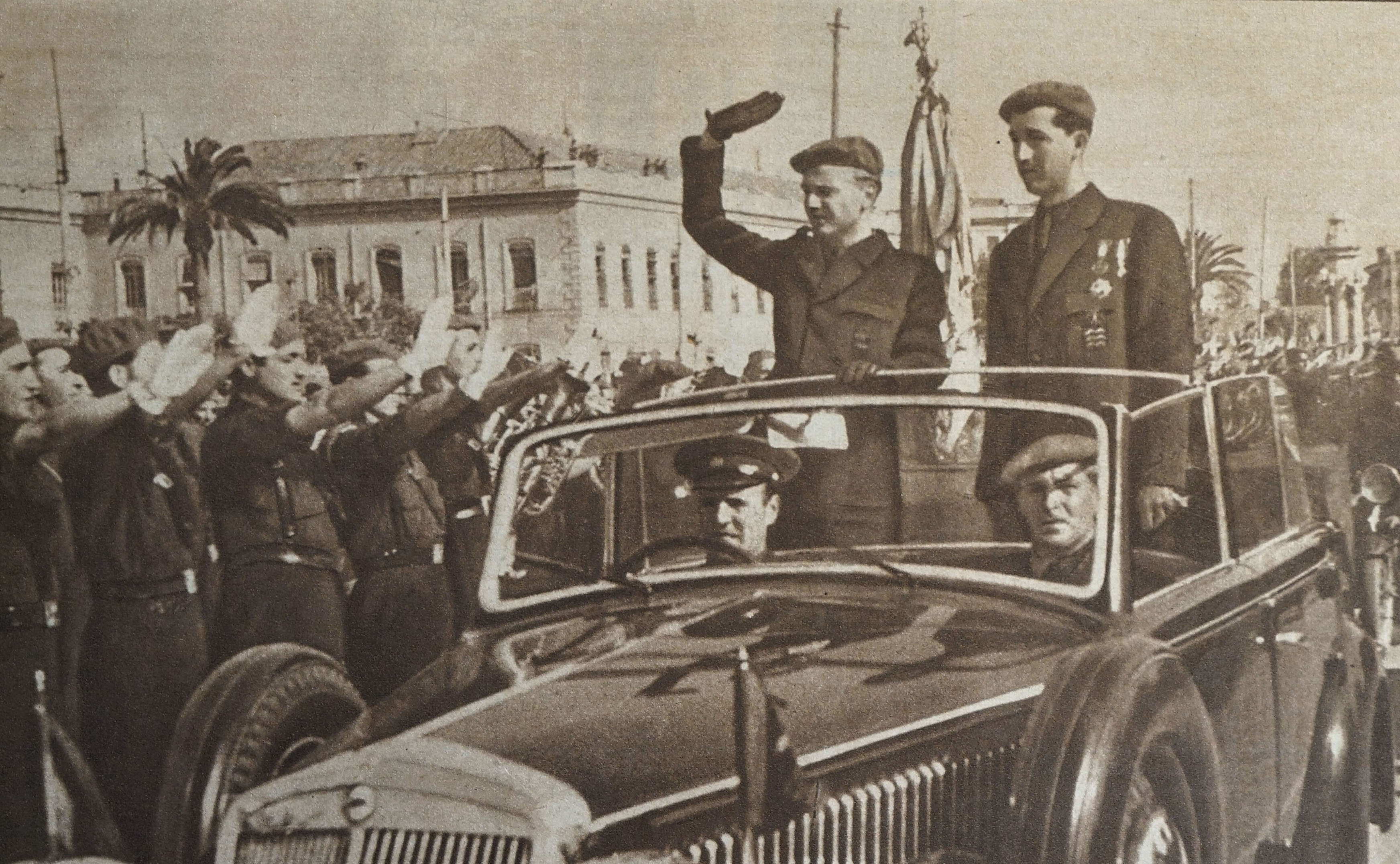 Rincón de Arellano, cap de Falange, acompanya Serrano Suñer (de peu, a l'esquerra) en la seva visita a València. Abril de 1940. (Semanario Gráfico Fotos)