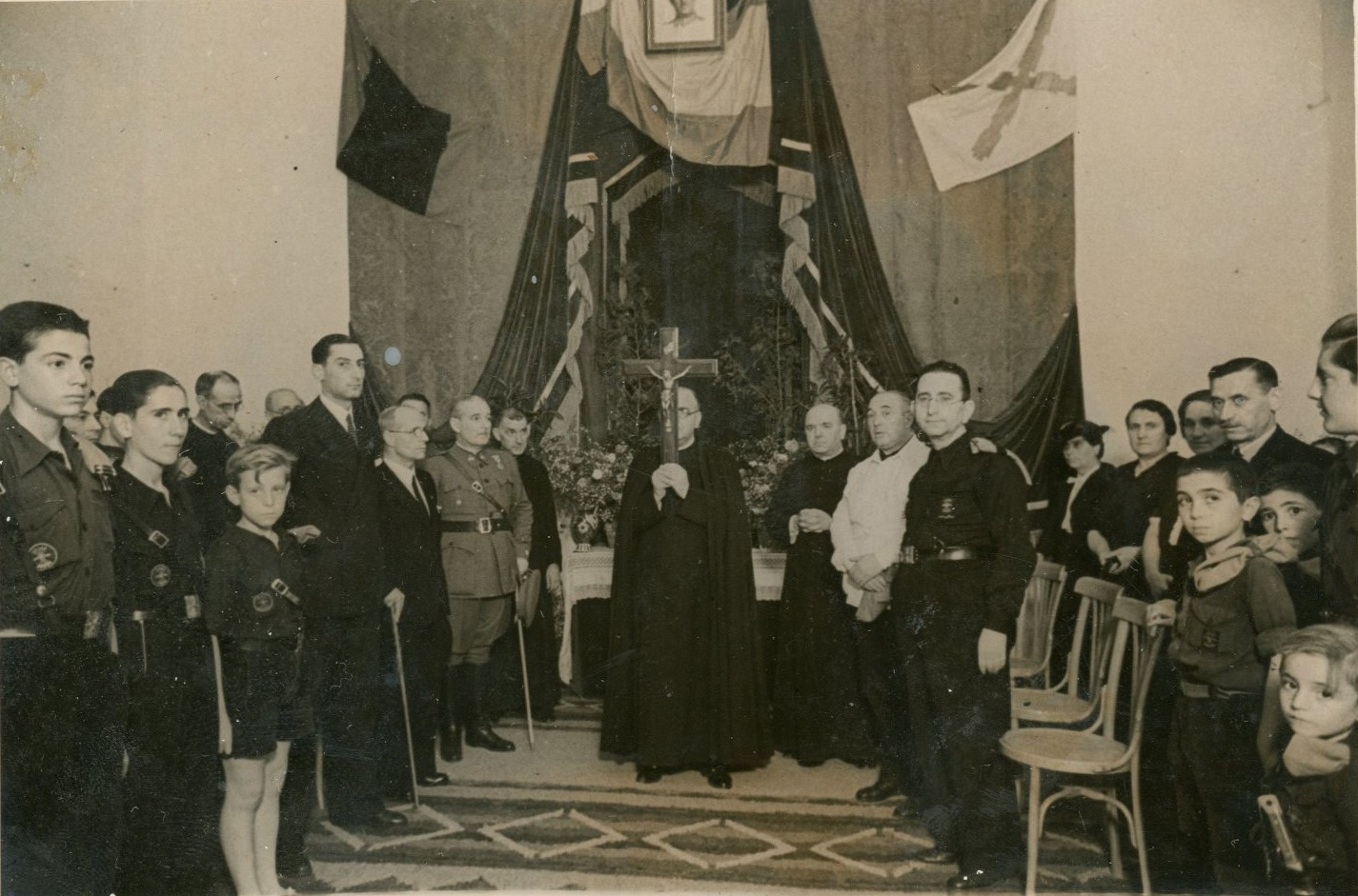 Cerimònia de reinstauració de símbols cristians en el Col·legi Cervantes en presència de governador civil (1939).