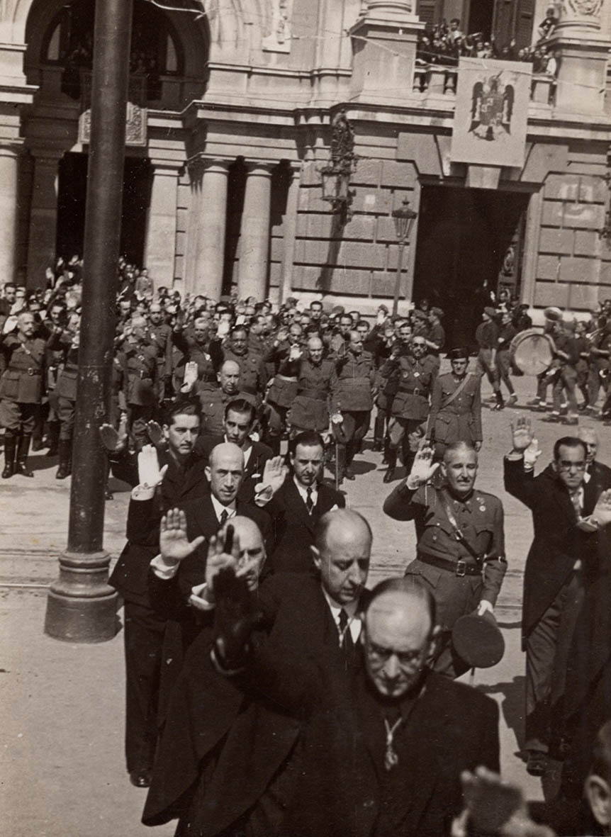 Autoritats civils i militars reben a Franco el 3 de maig de 1939