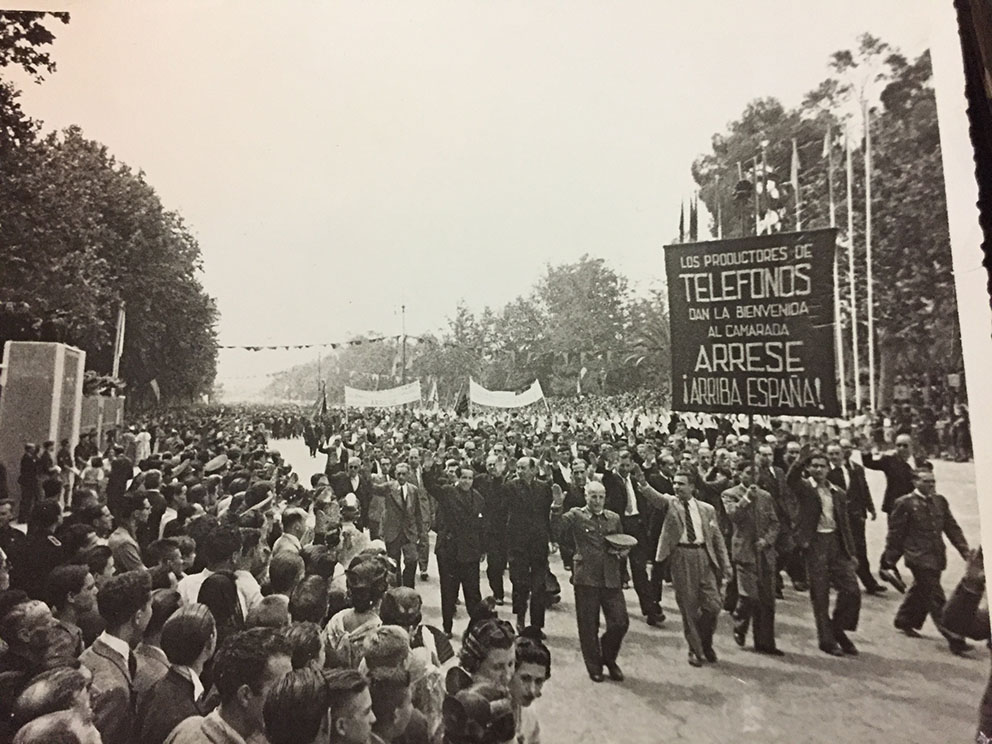 Saludant l'arribada a València de el ministre Arrese. 1943. (JH)