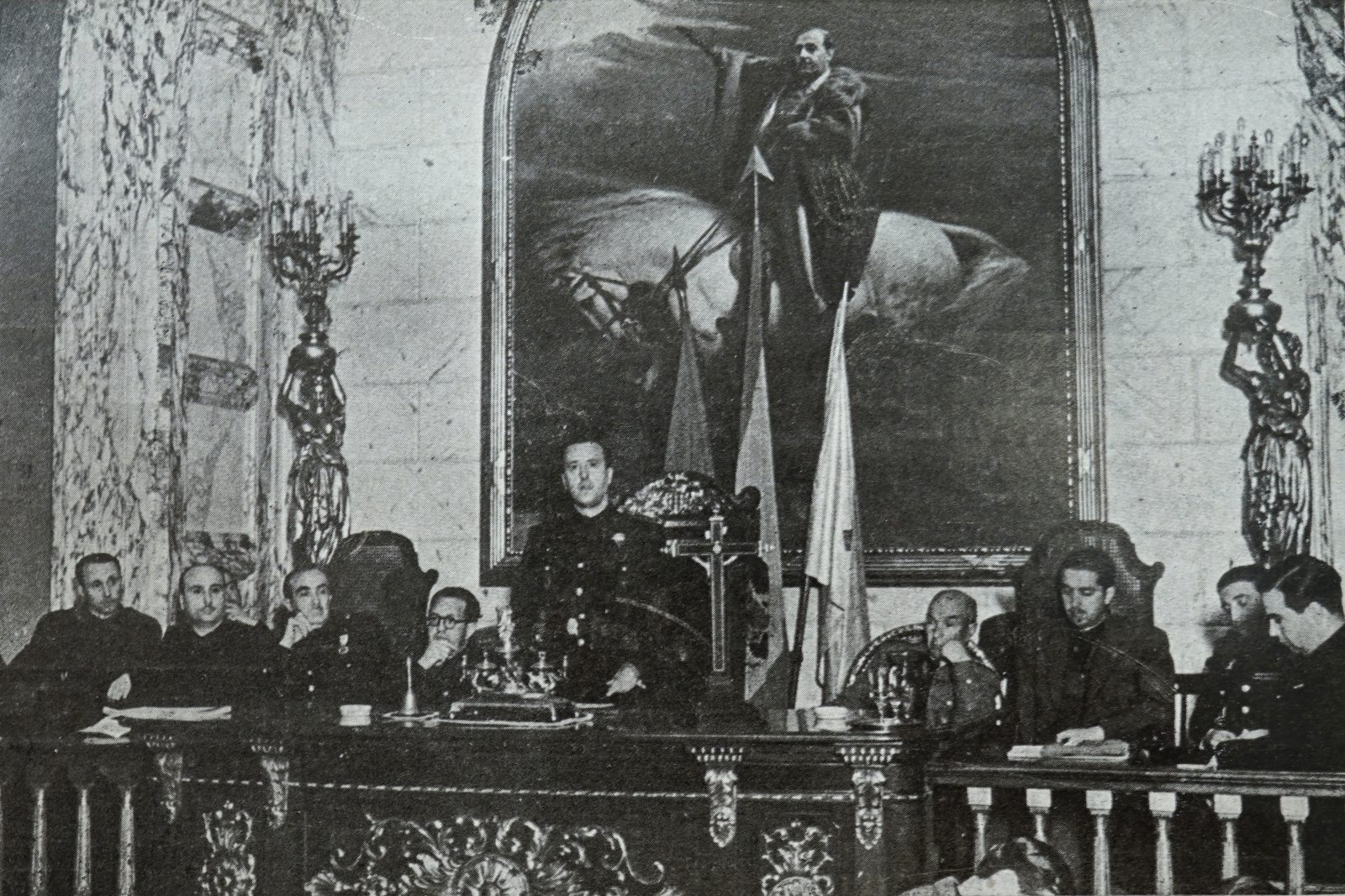 Retrat de Franco, amb el braç en alt, a la sala de plens de l'Ajuntament de València (José Segrelles, 1944). (Boleti?n Sindical de Valencia)